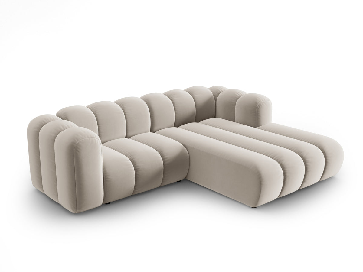Lupine Velour modulares Ecksofa rechts 3 Sitzer in Beige-Salvador präsentiert im Onlineshop von KAQTU Design AG. L-Sofa rechts ist von Micadoni