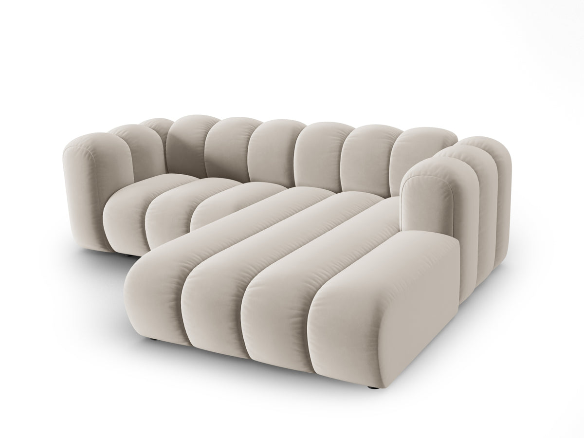 Lupine Velour modulares Ecksofa rechts 3 Sitzer in Beige-Salvador präsentiert im Onlineshop von KAQTU Design AG. L-Sofa rechts ist von Micadoni