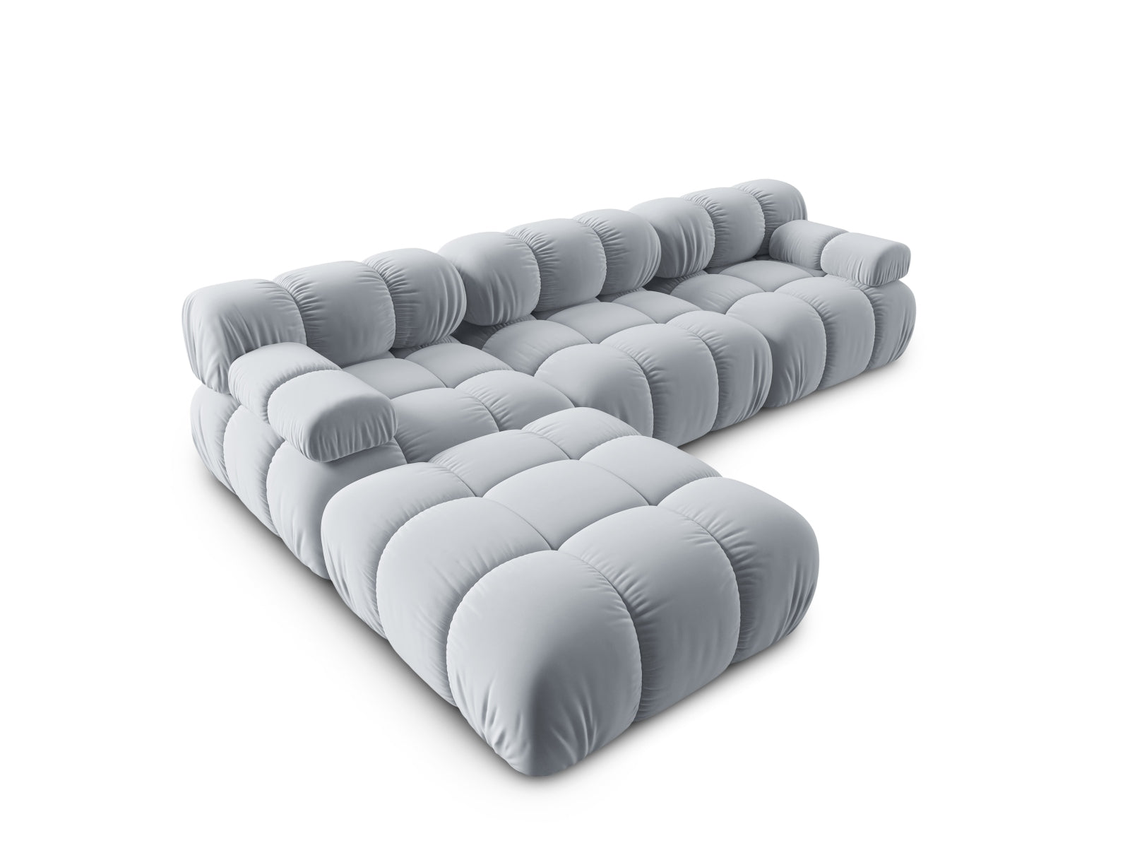 Elegantes modulares 4-Sitzer Sofa Bellis in sanftem Hellblau, ideal für stilvolle Wohnräume und gemütliche Abende.