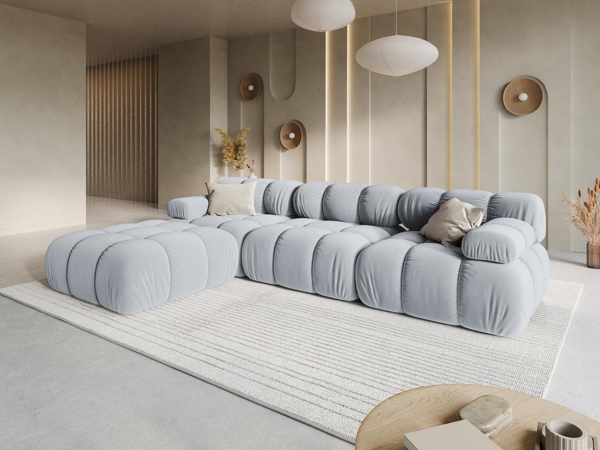Bellis Velour modulares Sofa 4 Sitzer 188cm in Light Blue-Bluvel präsentiert im Onlineshop von KAQTU Design AG. 3er Sofa ist von Micadoni