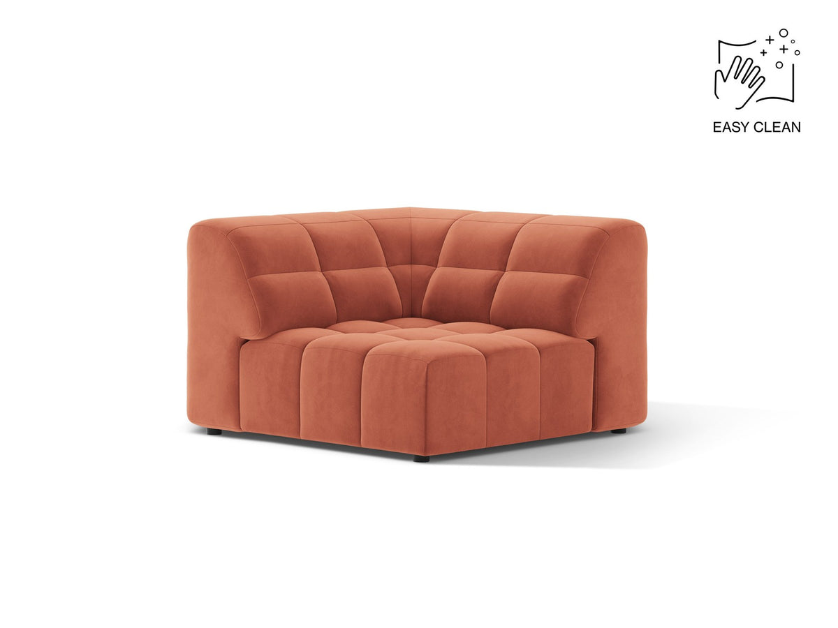 Eckmodul eines modularen Sofas in leichtem Beige mit Chenille-Bezug Eden, schwarzen Kunststoffbeinen und niedriger Rückenlehne.