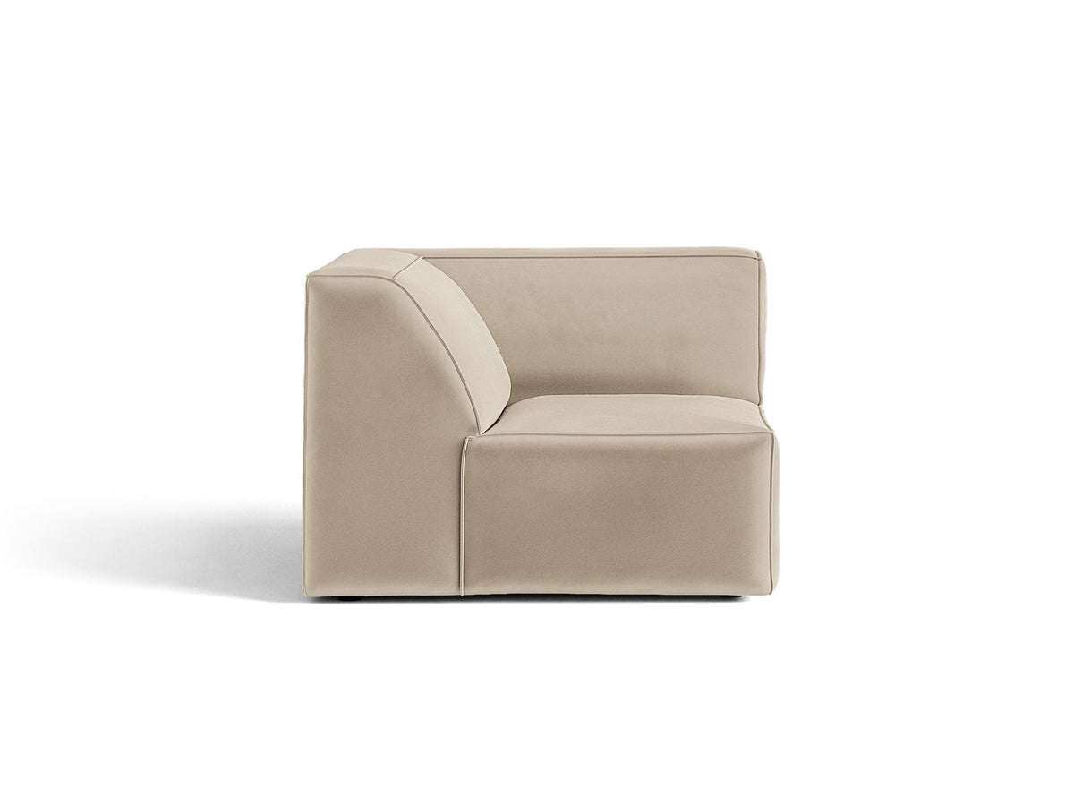 Eckmodul Jodie von Micadoni in leichtem Beige, Venus-Samtstoff, schwarze Kunststoffbeine, Teil eines modularen Sofasystems.
