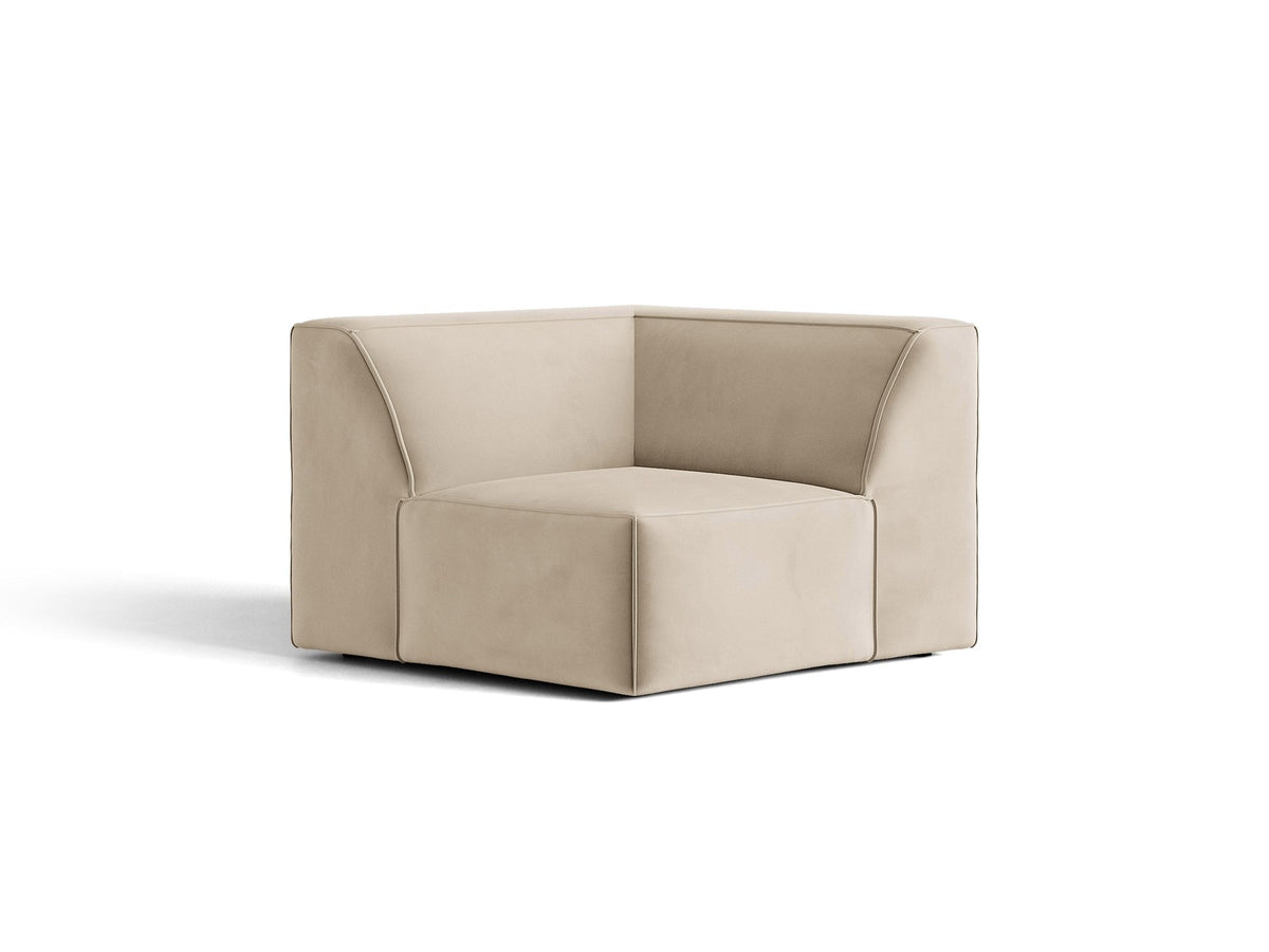 Eckmodul Jodie von Micadoni in leichtem Beige, Venus-Samtstoff, schwarze Kunststoffbeine, Teil eines modularen Sofasystems.