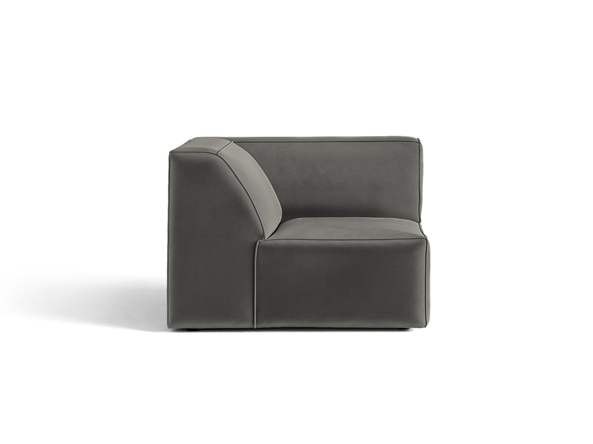 Eckmodul Jodie von Micadoni in leichtem Beige, Venus-Samtstoff, schwarze Kunststoffbeine, Teil eines modularen Sofasystems.