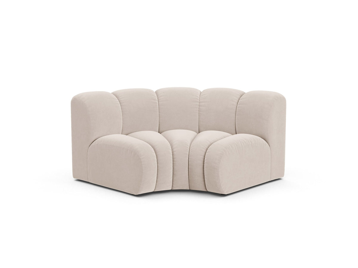 Produktfoto des Lupine Eckmoduls von Micadoni: modulares Sofa-Eckelement in leichtem Beige mit Venus-Samtbezug und schwarzen Kunststoffbeinen.
