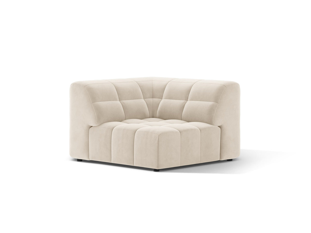 Eckmodul eines modularen Sofas in leichtem Beige mit Chenille-Bezug Eden, schwarzen Kunststoffbeinen und niedriger Rückenlehne.