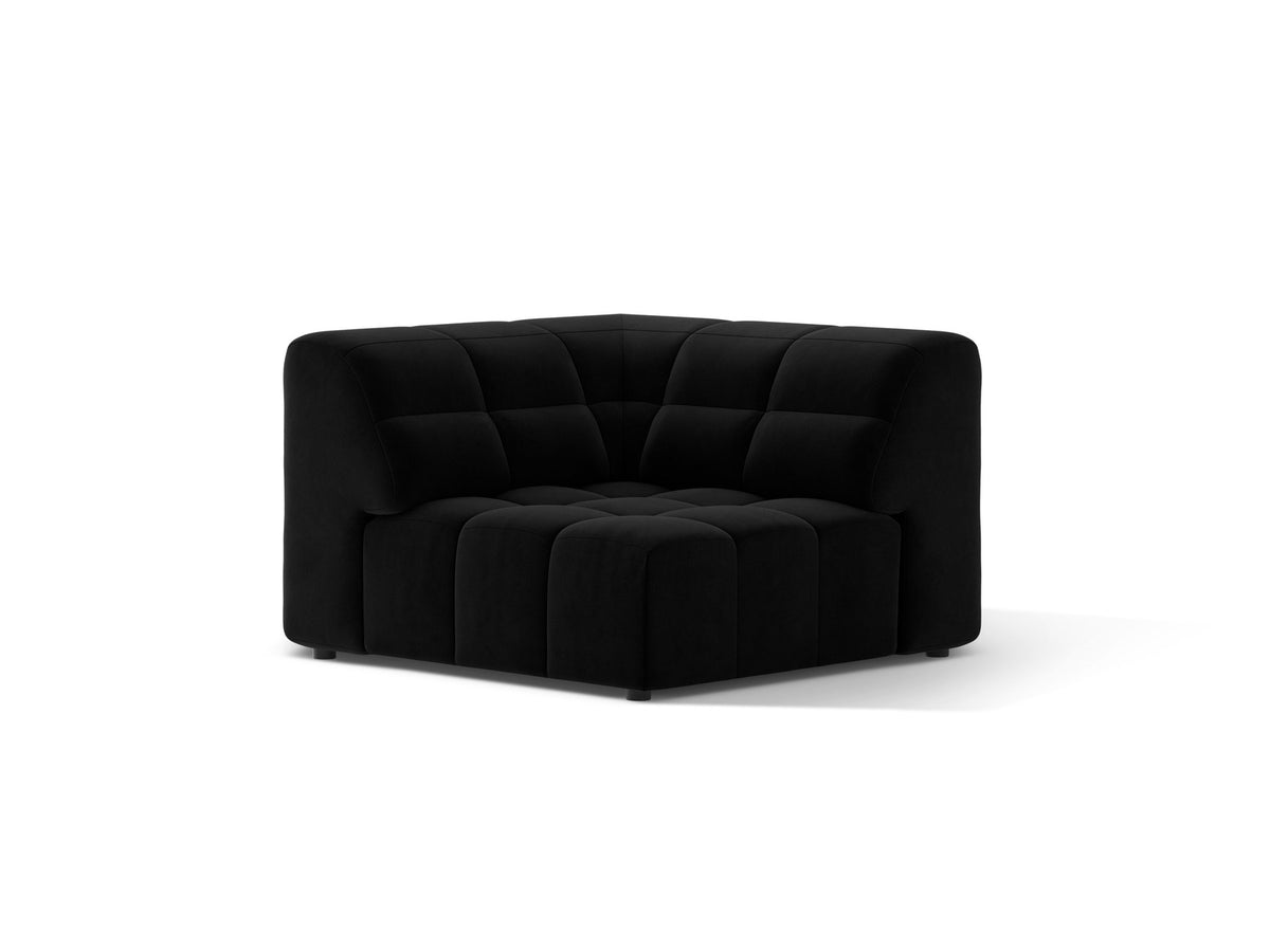 Eckmodul eines modularen Sofas in leichtem Beige mit Chenille-Bezug Eden, schwarzen Kunststoffbeinen und niedriger Rückenlehne.