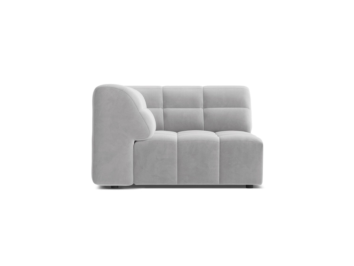 Eckmodul eines modularen Sofas in leichtem Beige mit Chenille-Bezug Eden, schwarzen Kunststoffbeinen und niedriger Rückenlehne.