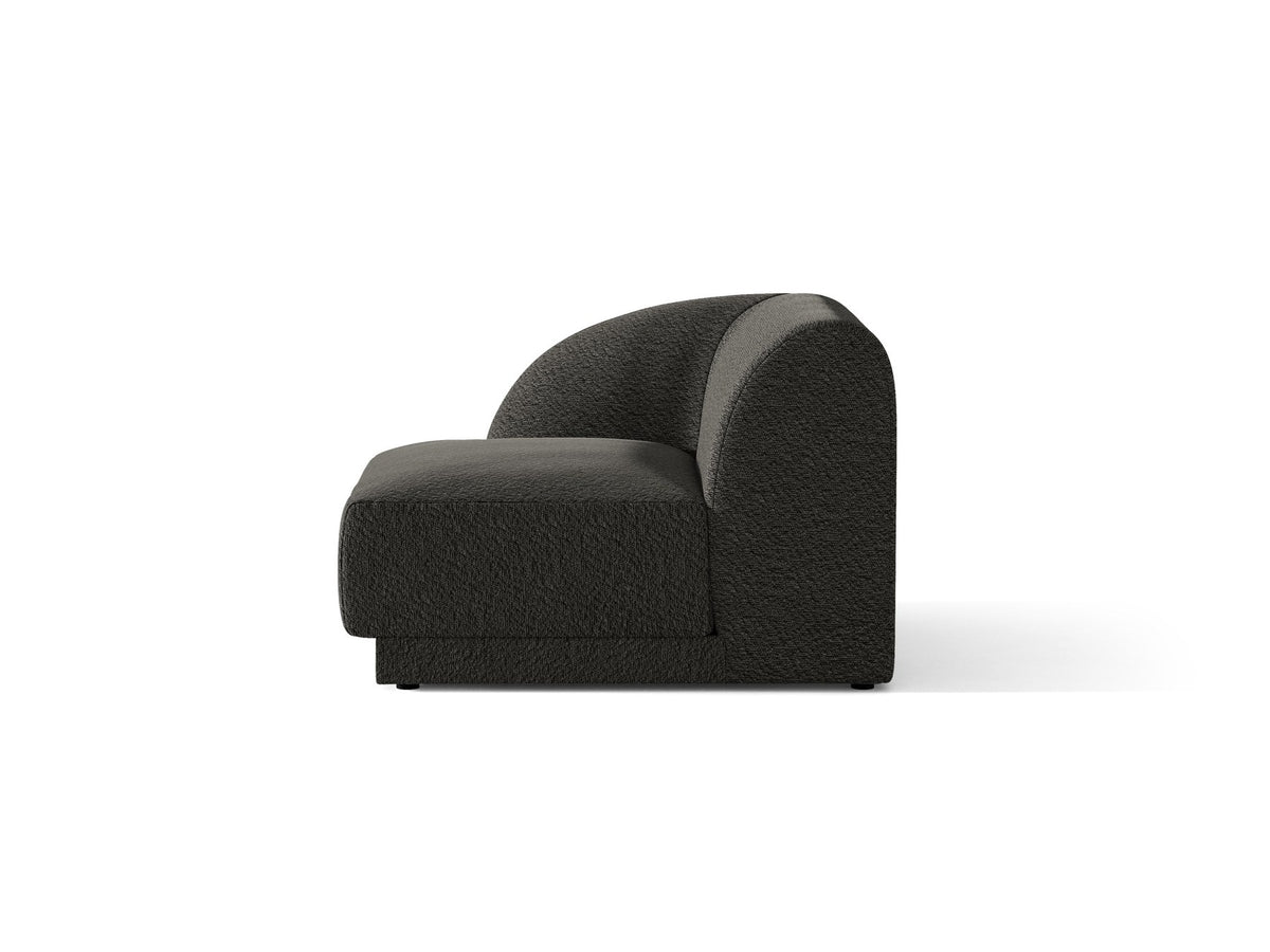 Dunkelbeiger Einsitzer aus der modularen Miley-Sofa-Serie von Micadoni, Bezug aus Bluvel-Stoff, schwarze Kunststofffüsse, kompakte quadratische Form.