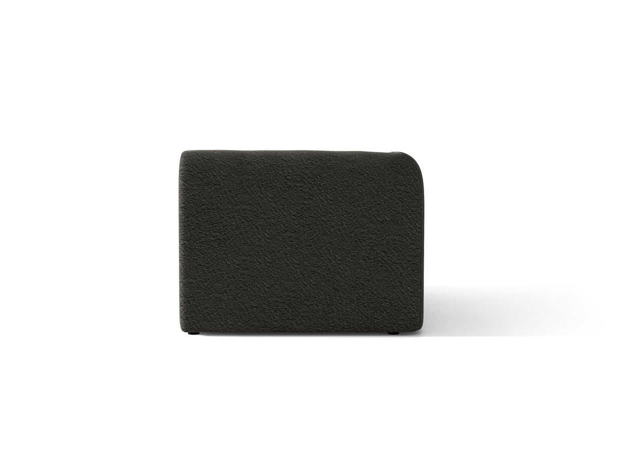 Dunkelbeiger Einsitzer aus der modularen Miley-Sofa-Serie von Micadoni, Bezug aus Bluvel-Stoff, schwarze Kunststofffüsse, kompakte quadratische Form.
