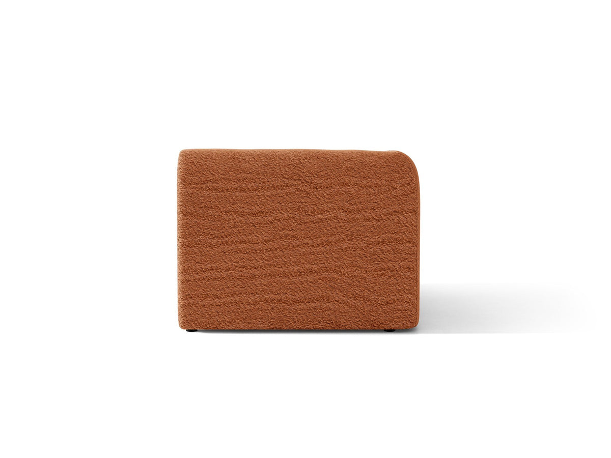 Dunkelbeiger Einsitzer aus der modularen Miley-Sofa-Serie von Micadoni, Bezug aus Bluvel-Stoff, schwarze Kunststofffüsse, kompakte quadratische Form.