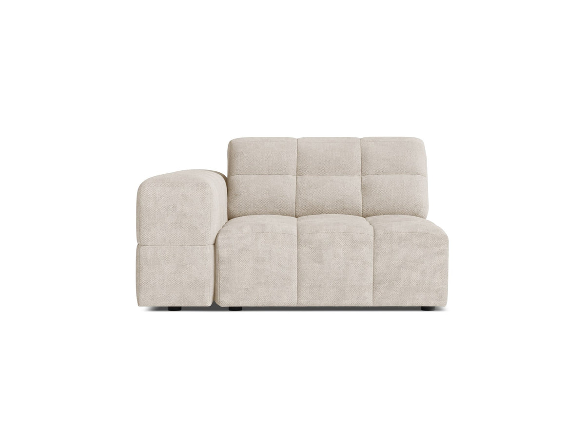 Modulares Sofa Jennifer von Micadoni in leichtem Beige mit Chenille-Stoffbezug, schwarzen Kunststoffbeinen und niedriger Rückenlehne.