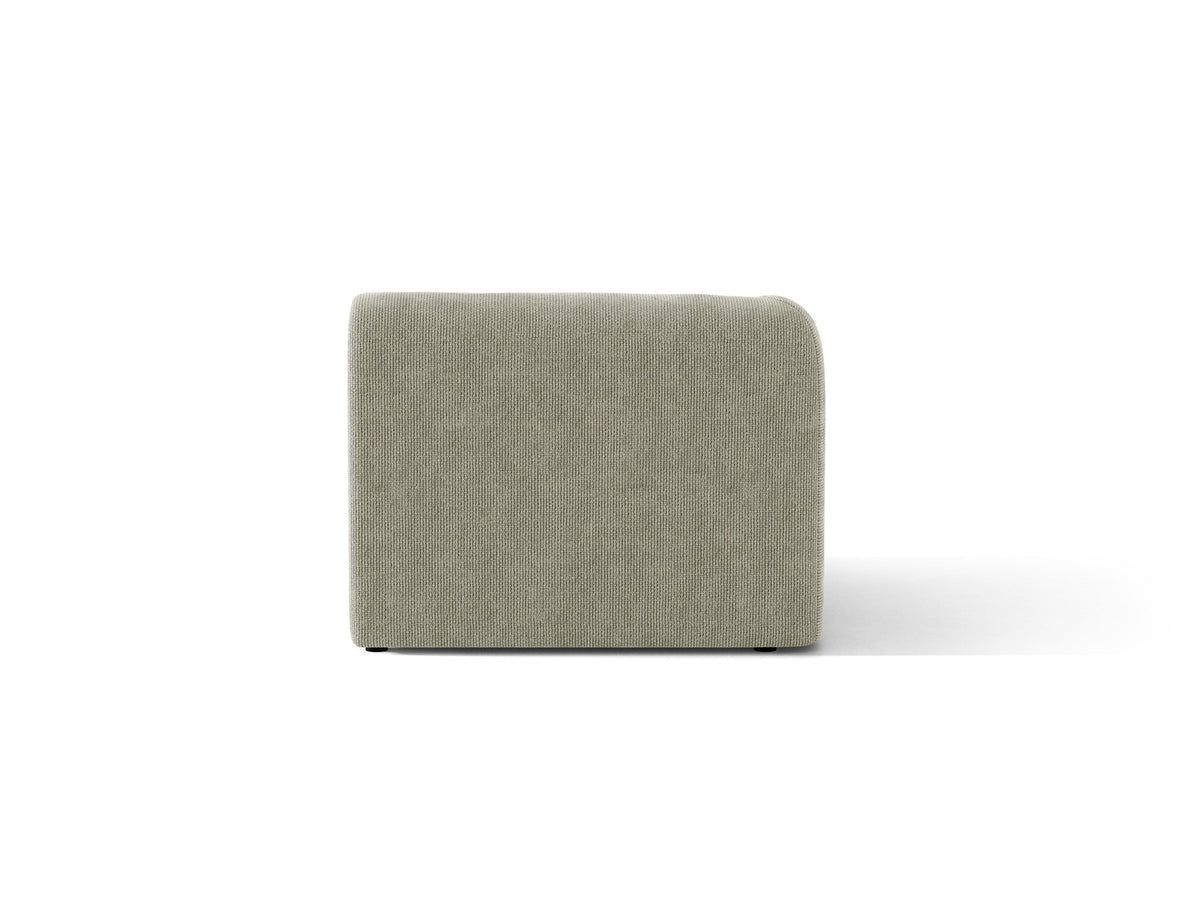 Dunkelbeiger Einsitzer aus der modularen Miley-Sofa-Serie von Micadoni, Bezug aus Bluvel-Stoff, schwarze Kunststofffüsse, kompakte quadratische Form.