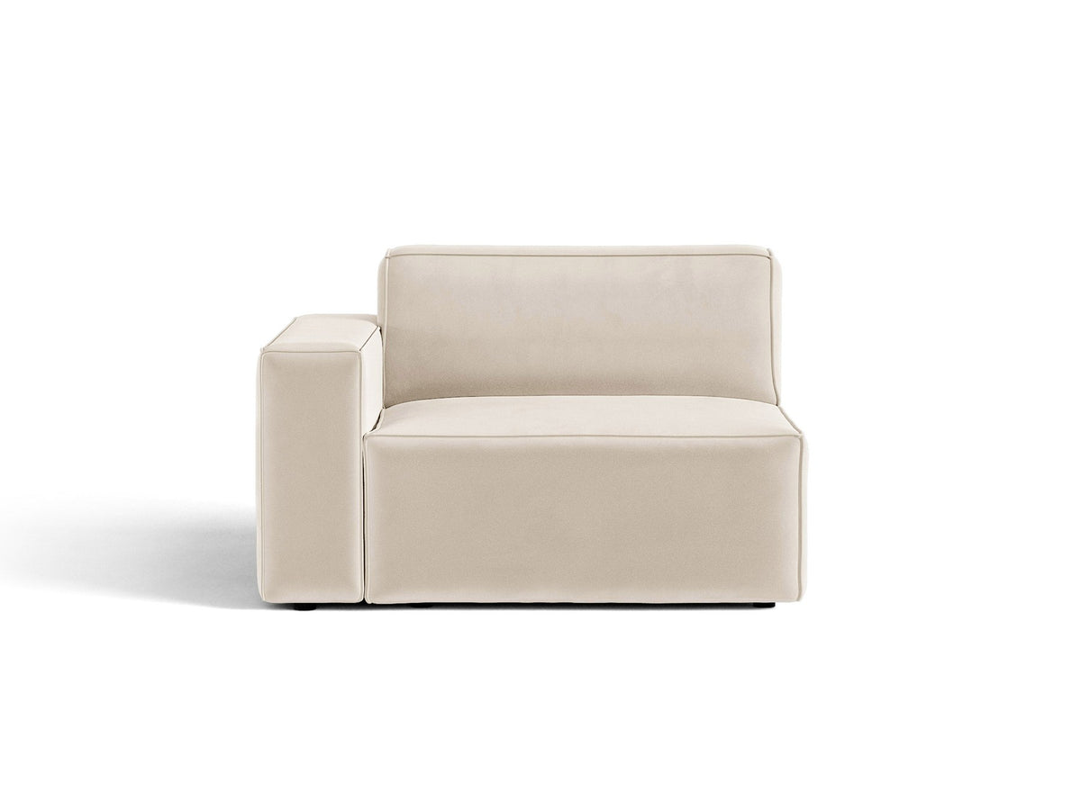 Modulares Sofa-Element Jodie von Micadoni in leichtem Beige mit Venus-Samtstoff, schwarzen Kunststoffbeinen und niedriger Rückenlehne.
