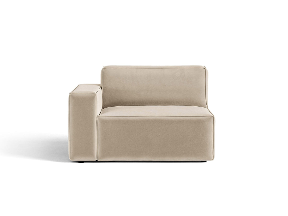 Modulares Sofa-Element Jodie von Micadoni in leichtem Beige mit Venus-Samtstoff, schwarzen Kunststoffbeinen und niedriger Rückenlehne.