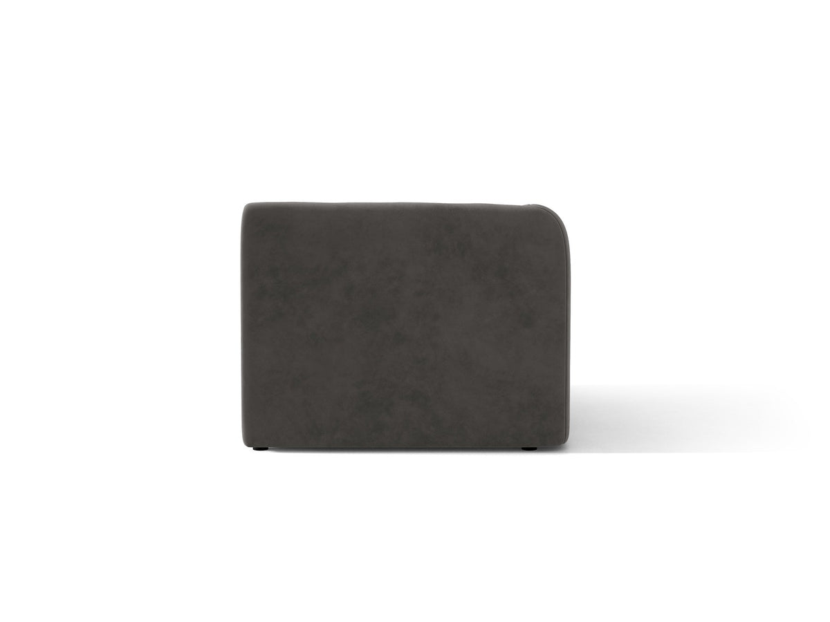 Dunkelbeiger Einsitzer aus der modularen Miley-Sofa-Serie von Micadoni, Bezug aus Bluvel-Stoff, schwarze Kunststofffüsse, kompakte quadratische Form.