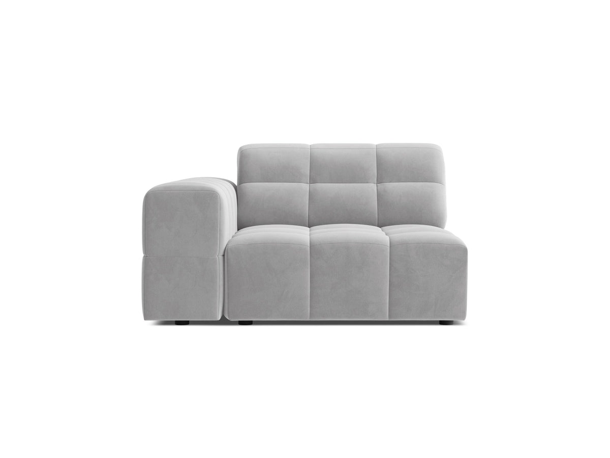 Modulares Sofa Jennifer von Micadoni in leichtem Beige mit Chenille-Stoffbezug, schwarzen Kunststoffbeinen und niedriger Rückenlehne.