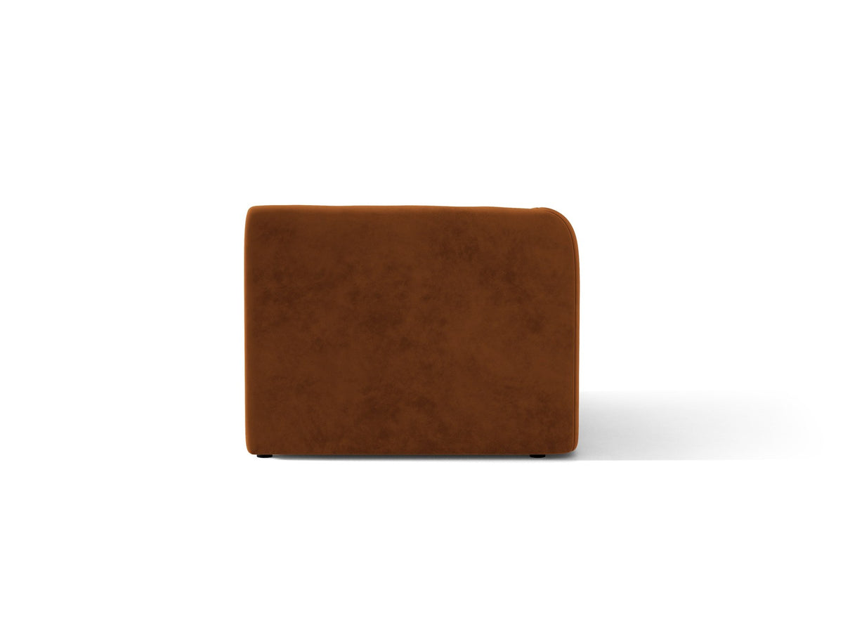 Dunkelbeiger Einsitzer aus der modularen Miley-Sofa-Serie von Micadoni, Bezug aus Bluvel-Stoff, schwarze Kunststofffüsse, kompakte quadratische Form.