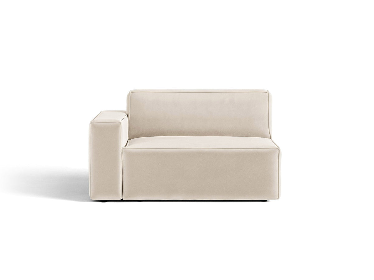 Modulares Sofa-Element Jodie von Micadoni in Leichtes Beige mit Venus Samtstoff, schwarzen Kunststoffbeinen und niedriger Rückenlehne.