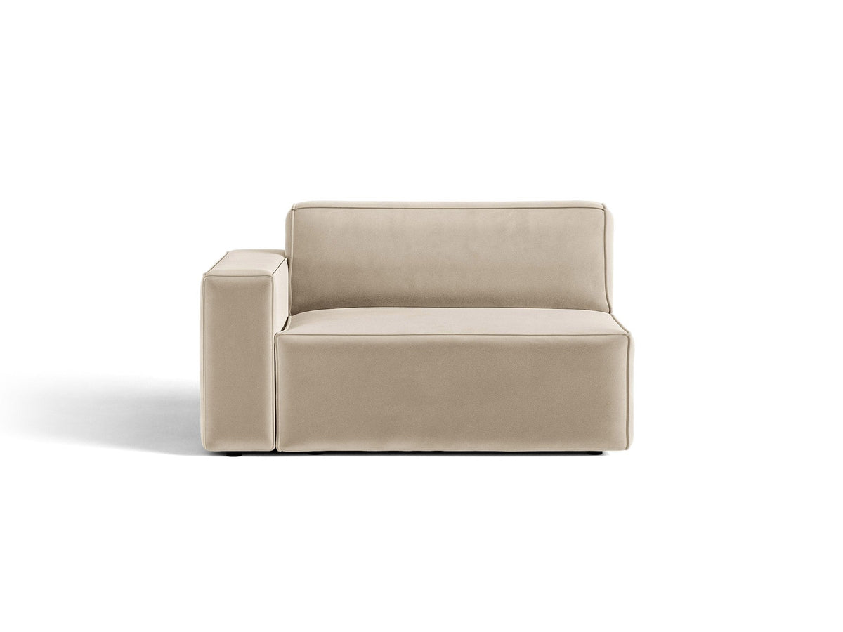 Modulares Sofa-Element Jodie von Micadoni in Leichtes Beige mit Venus Samtstoff, schwarzen Kunststoffbeinen und niedriger Rückenlehne.