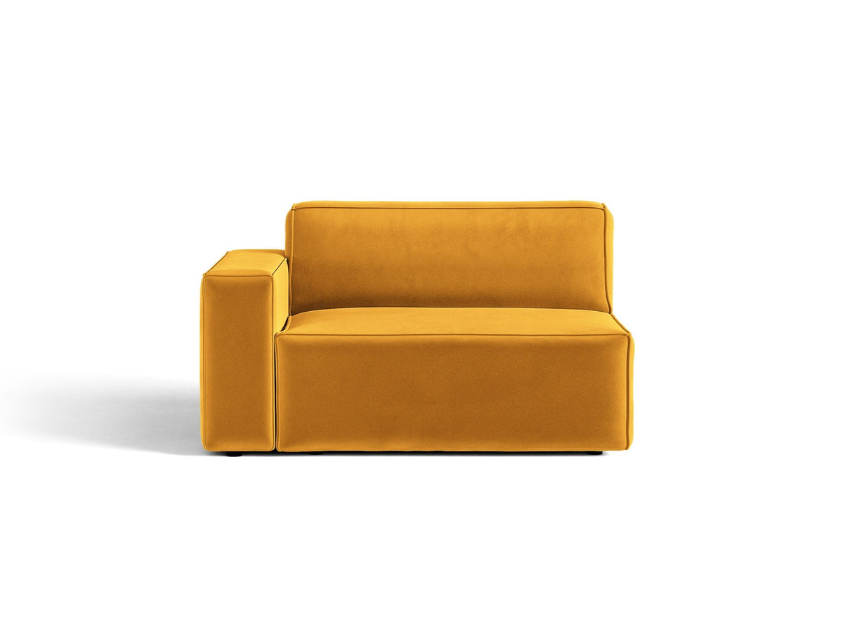 Modulares Sofa-Element Jodie von Micadoni in Leichtes Beige mit Venus Samtstoff, schwarzen Kunststoffbeinen und niedriger Rückenlehne.