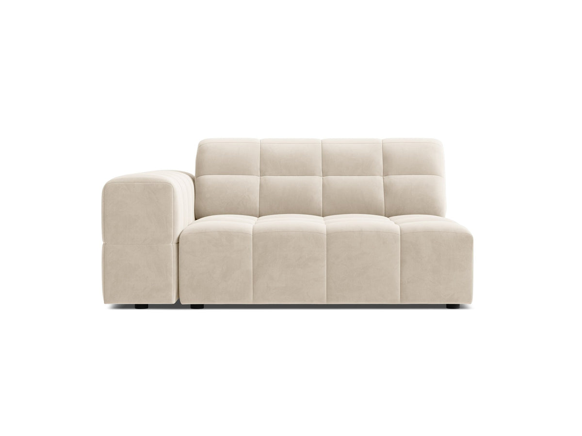 Modulares Sofa Jennifer von Micadoni in Leichtes beige mit Chenille-Bezug Eden, schwarzen Kunststoffbeinen und niedriger Rückenlehne.