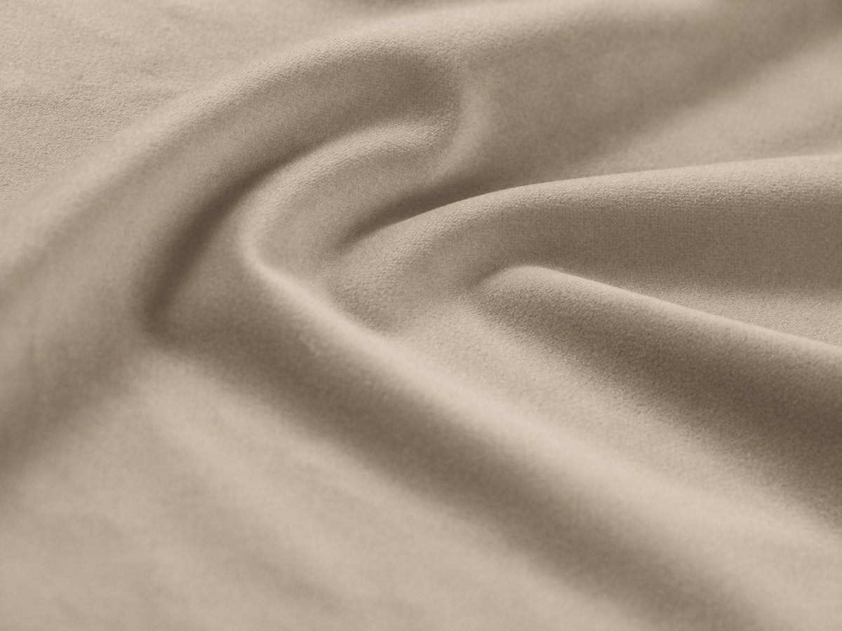 Modulares Sofa Jennifer von Micadoni in Leichtes beige mit Chenille-Bezug Eden, schwarzen Kunststoffbeinen und niedriger Rückenlehne.