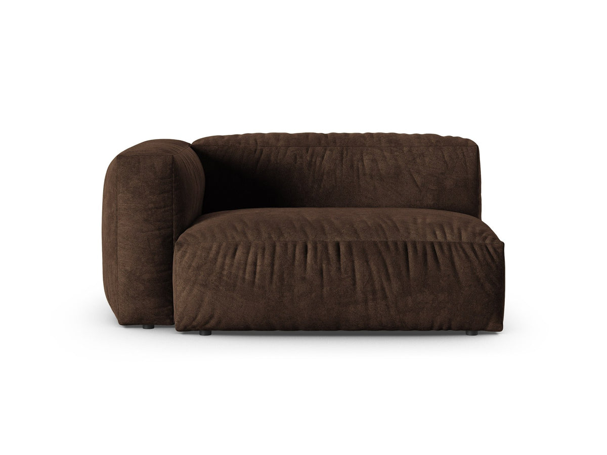 Modulares Zweisitzer-Sofa Martina von Micadoni in Schokolade mit schwarzen Kunststoffbeinen und Veloursstoff-Bezug der Vogue-Kollektion.