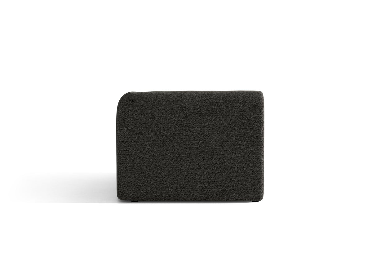 Miley Einsitzer von Micadoni: modulares Sofa-Modul in Dunkelbeige mit Stoffbezug Bluvel 30, schwarzen Kunststoffbeinen und gepolsterter Rückenlehne.