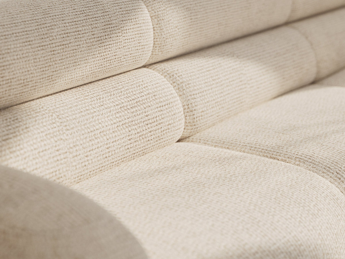 Modulares Sofa Neo von Micadoni in dunklem Olivgrün mit Baloo-Stoffbezug, hoher Rückenlehne und schwarzen Kunststoffbeinen.