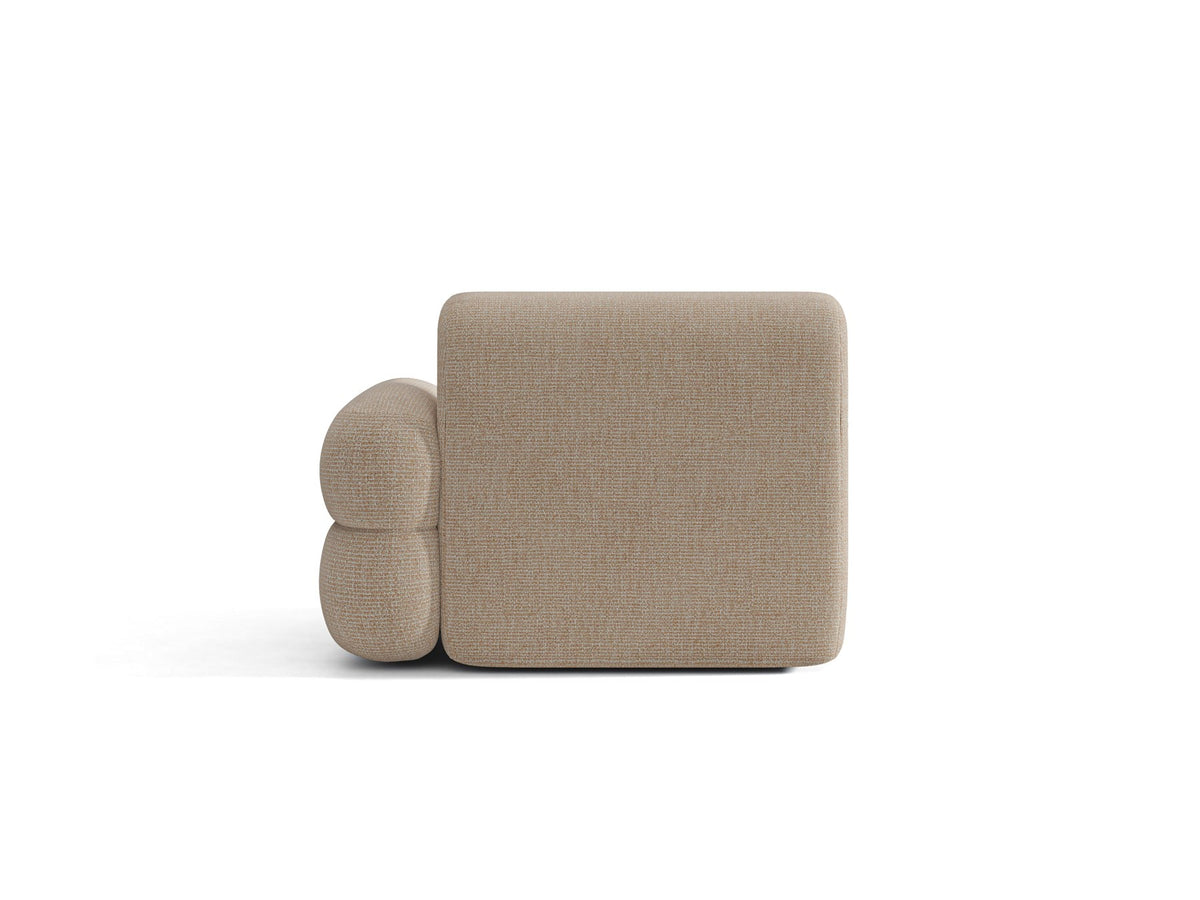 Modulares Sofa Neo von Micadoni in dunklem Olivgrün mit Baloo-Stoffbezug, hoher Rückenlehne und schwarzen Kunststoffbeinen.
