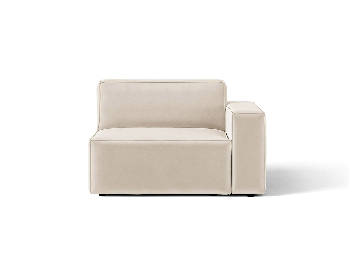 Modulares Sofa Jodie von Micadoni in leichtem Beige mit Venus-Samtstoff, schwarzen Kunststoffbeinen und rechtsseitiger Ausrichtung.