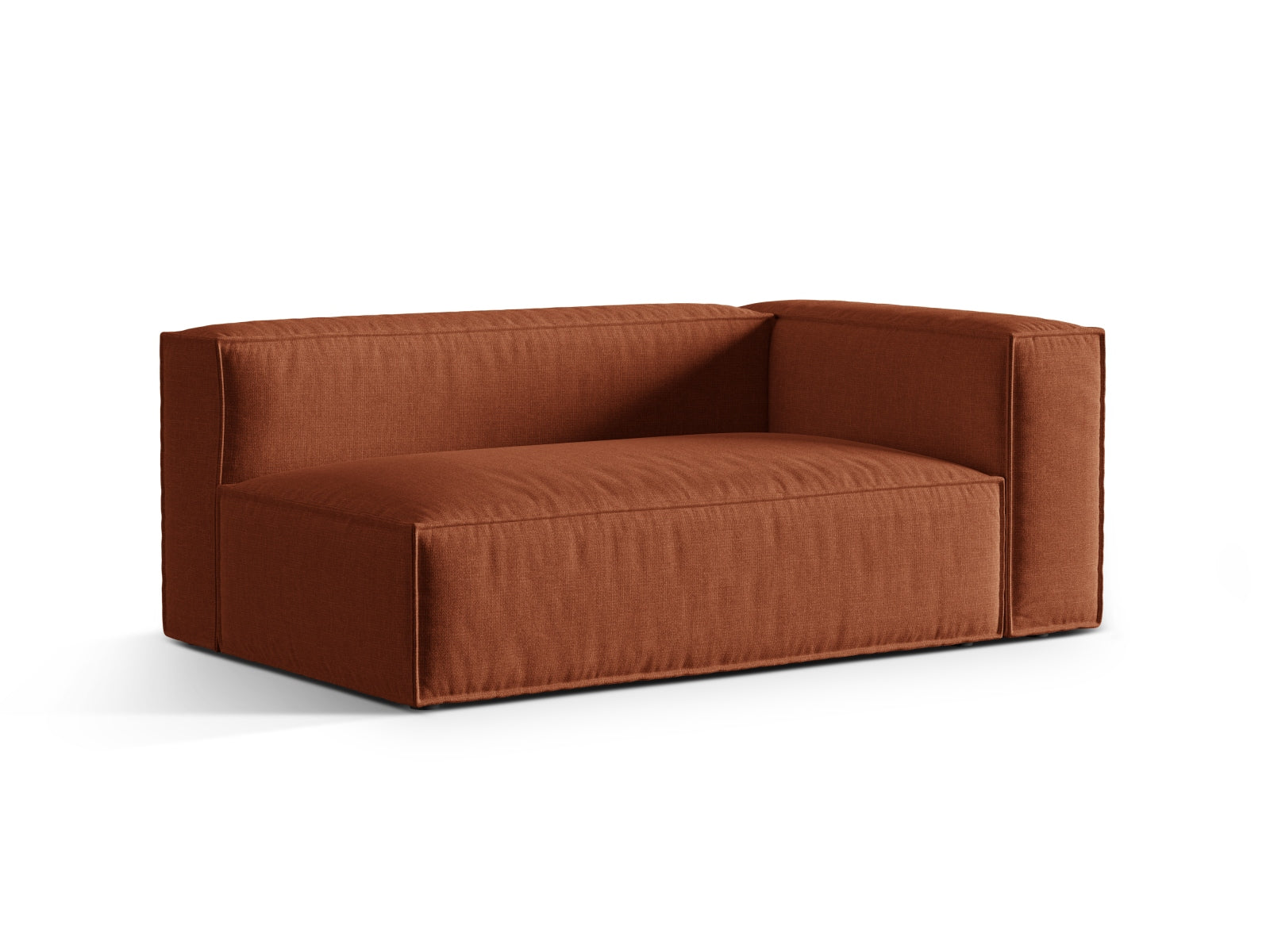 Elegantes 3-Sitzer Sofa Nuria in warmem Ziegelrot, ideal für moderne Wohnräume, präsentiert von Micadoni.