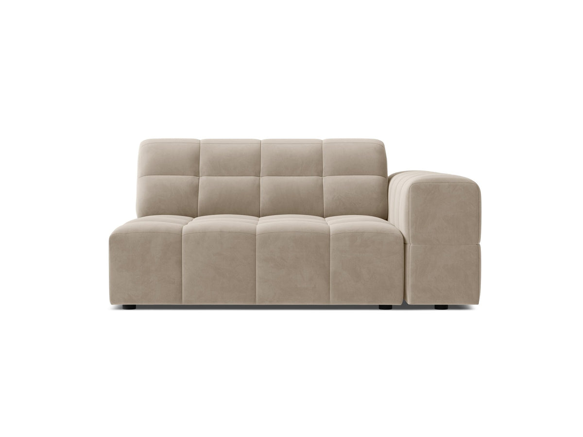 Modulares Sofa Jennifer von Micadoni in leichtem Beige, Bezug aus Eden-Chenille mit 3D-Struktur, schwarze Kunststoffbeine, rechtsseitige Ausrichtung.