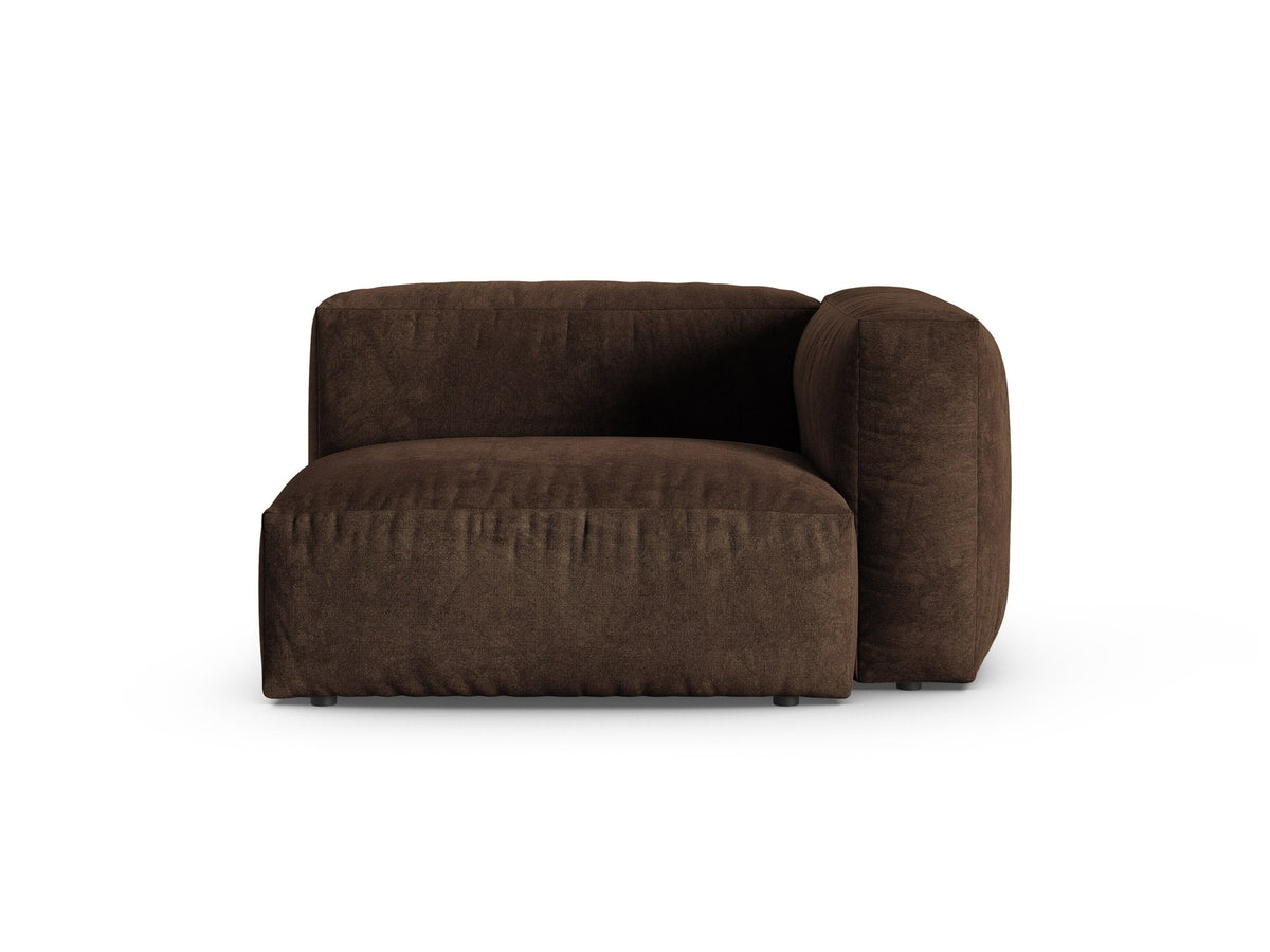 Modulares Sofa-Element Martina von Micadoni in Schokolade, Veloursstoff Vogue, schwarze Kunststoffbeine, quadratische Sitzform von vorne fotografiert.