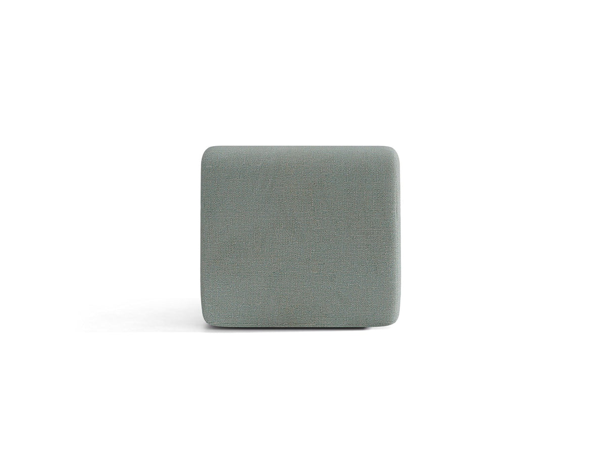 Armloses Samtmodul-Sofaelement Neo von Micadoni in dunklem Olivgrün, mit schwarzen Kunststoffbeinen, Teil eines modularen Sofasystems.