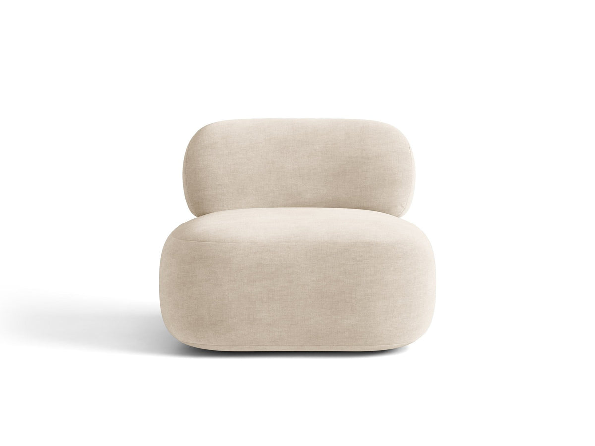 Beige Armsessel Aura von Micadoni mit Chenille-Bezug Golden, schwarzen Kunststoffbeinen und geschwungener Rückenlehne, Frontalansicht.