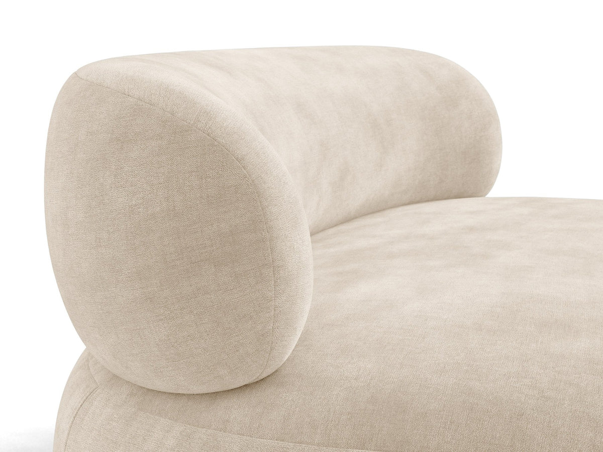 Beige Armsessel Aura von Micadoni mit Chenille-Bezug Golden, schwarzen Kunststoffbeinen und geschwungener Rückenlehne, Frontalansicht.