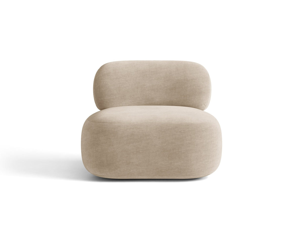 Beige Armsessel Aura von Micadoni mit Chenille-Bezug Golden, schwarzen Kunststoffbeinen und geschwungener Rückenlehne, Frontalansicht.