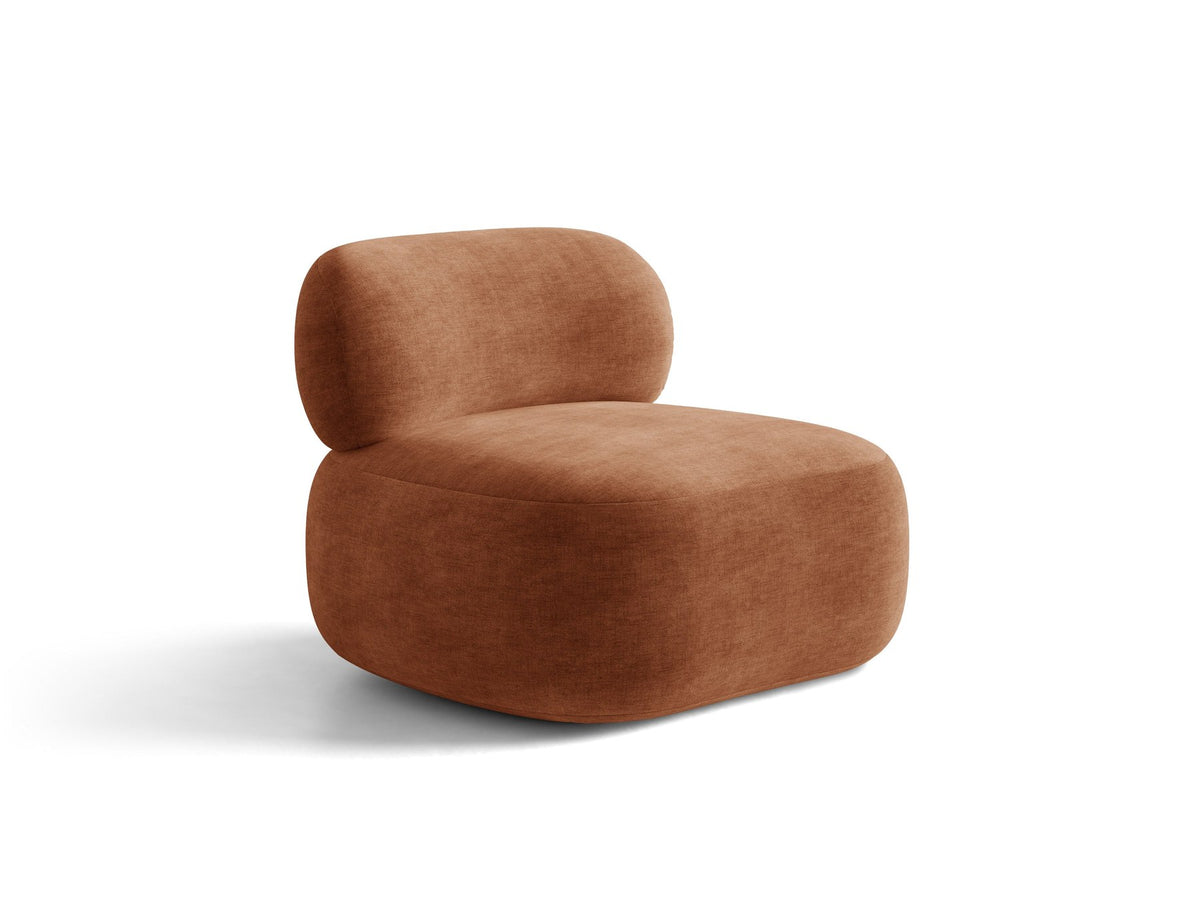 Beige Armsessel Aura von Micadoni mit Chenille-Bezug Golden, schwarzen Kunststoffbeinen und geschwungener Rückenlehne, Frontalansicht.