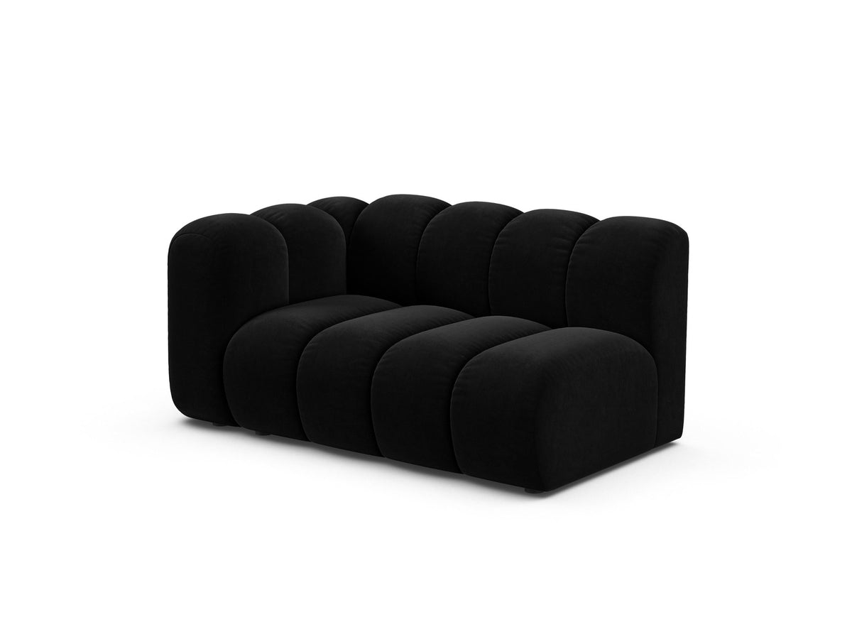 Zweisitziges modulares Sofa Lupine von Micadoni in leichtem Beige mit Venus-Stoffbezug, schwarzen Kunststoffbeinen und niedriger Rückenlehne.