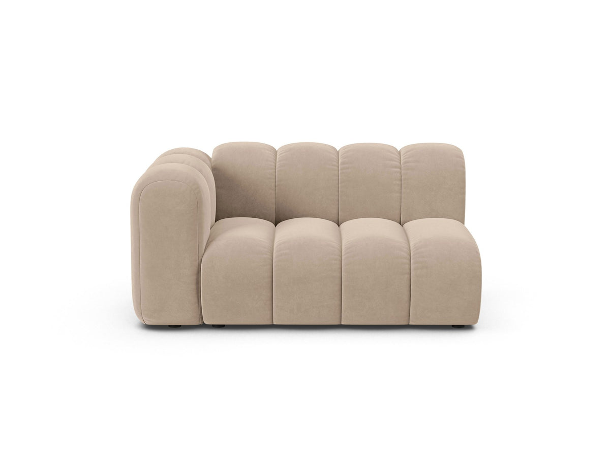 Zweisitziges modulares Sofa Lupine von Micadoni in leichtem Beige mit Venus-Stoffbezug, schwarzen Kunststoffbeinen und niedriger Rückenlehne.