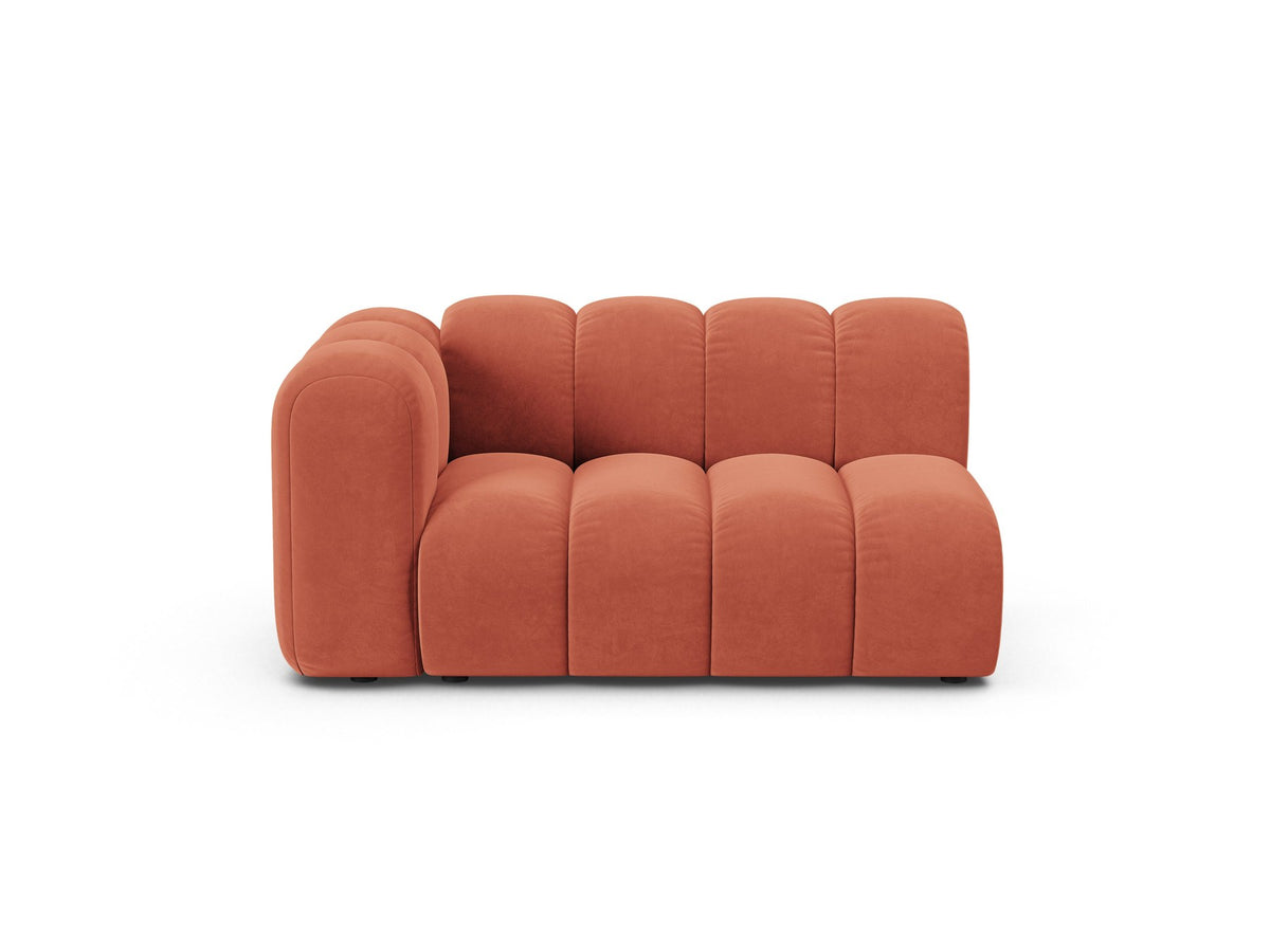 Zweisitziges modulares Sofa Lupine von Micadoni in leichtem Beige mit Venus-Stoffbezug, schwarzen Kunststoffbeinen und niedriger Rückenlehne.