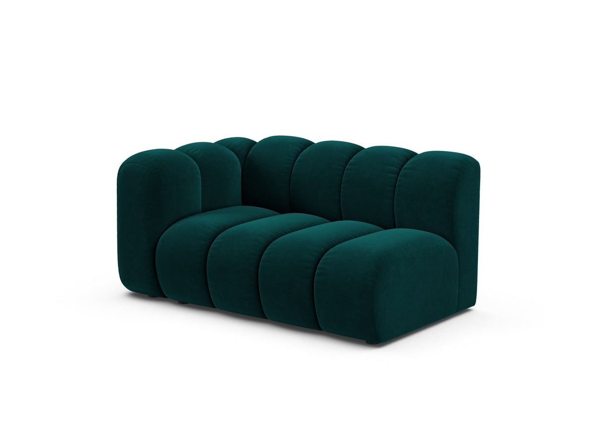 Zweisitziges modulares Sofa Lupine von Micadoni in leichtem Beige mit Venus-Stoffbezug, schwarzen Kunststoffbeinen und niedriger Rückenlehne.