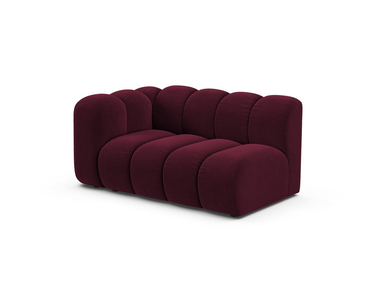 Zweisitziges modulares Sofa Lupine von Micadoni in leichtem Beige mit Venus-Stoffbezug, schwarzen Kunststoffbeinen und niedriger Rückenlehne.
