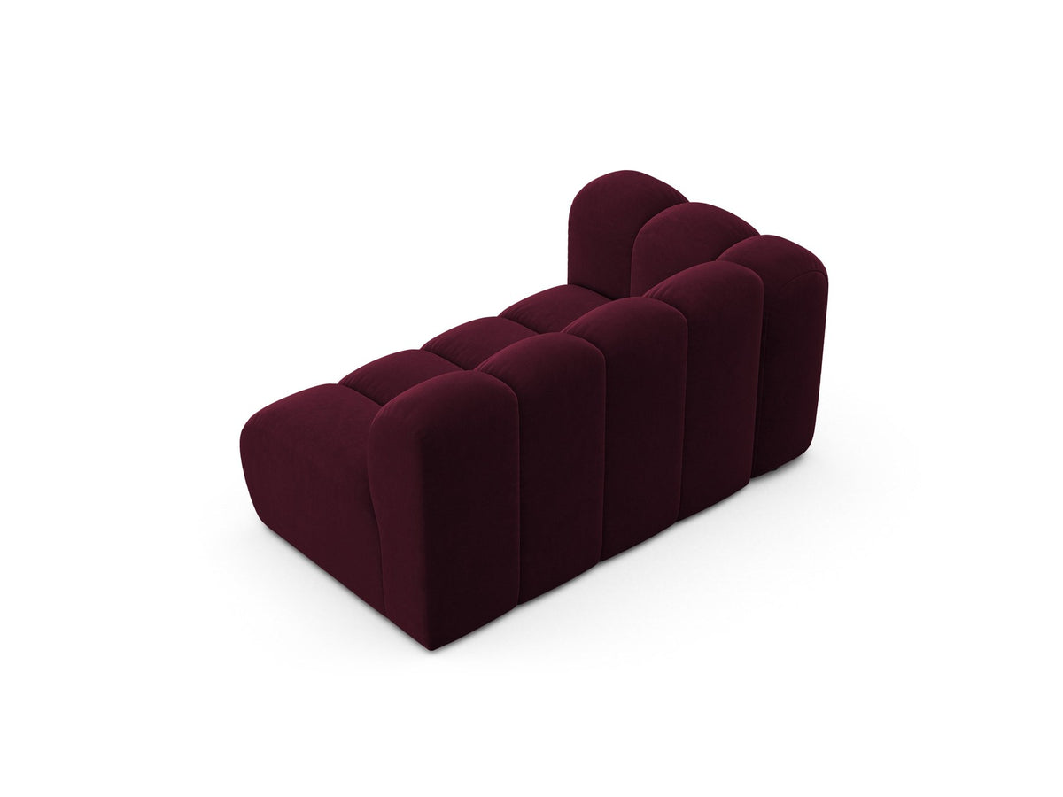 Zweisitziges modulares Sofa Lupine von Micadoni in leichtem Beige mit Venus-Stoffbezug, schwarzen Kunststoffbeinen und niedriger Rückenlehne.