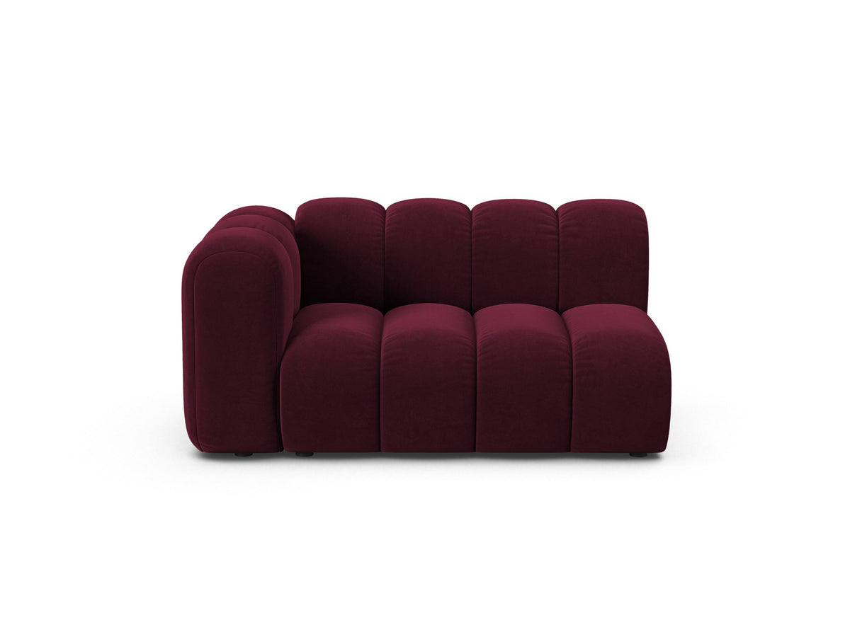 Zweisitziges modulares Sofa Lupine von Micadoni in leichtem Beige mit Venus-Stoffbezug, schwarzen Kunststoffbeinen und niedriger Rückenlehne.