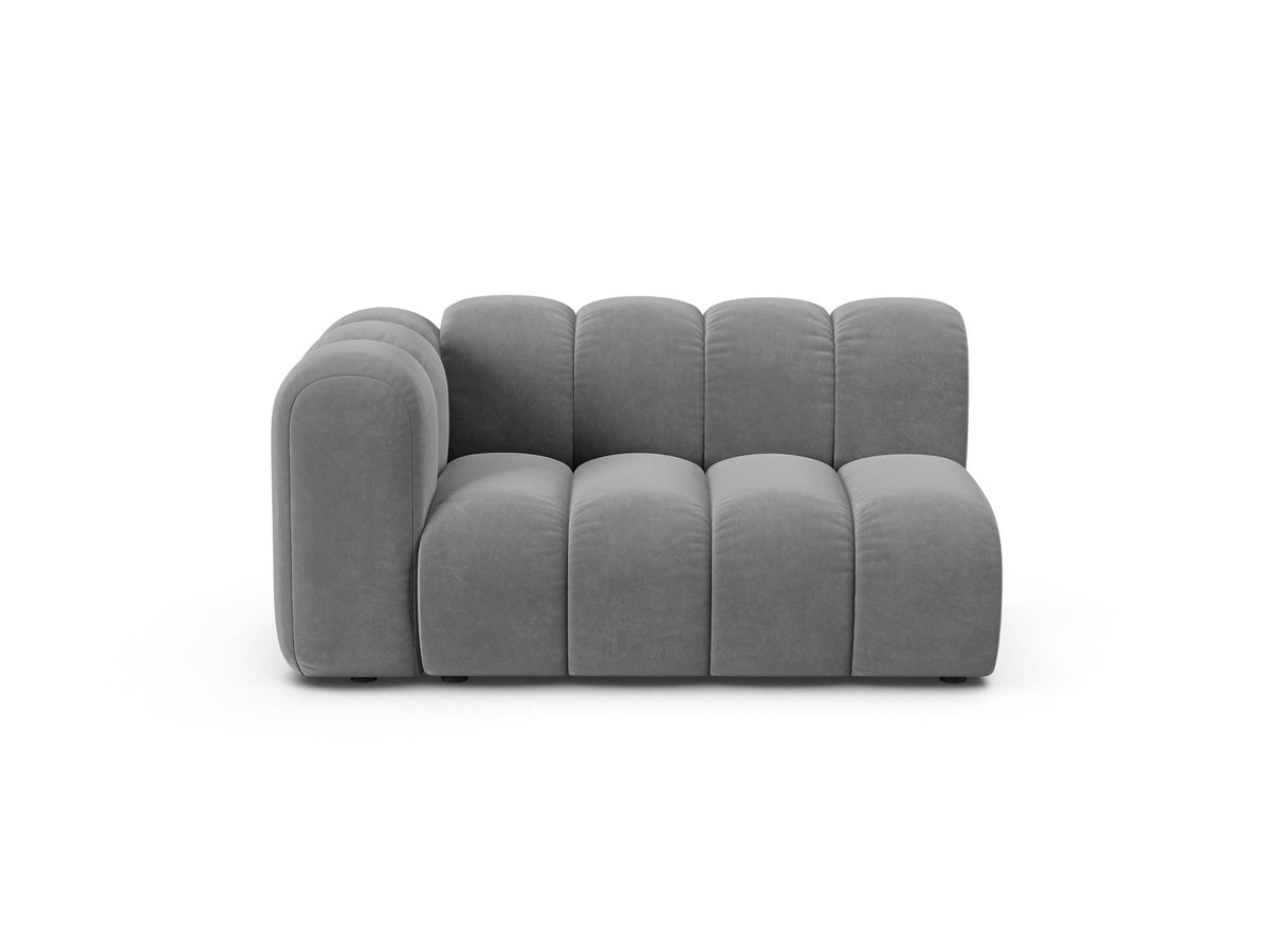 Zweisitziges modulares Sofa Lupine von Micadoni in leichtem Beige mit Venus-Stoffbezug, schwarzen Kunststoffbeinen und niedriger Rückenlehne.
