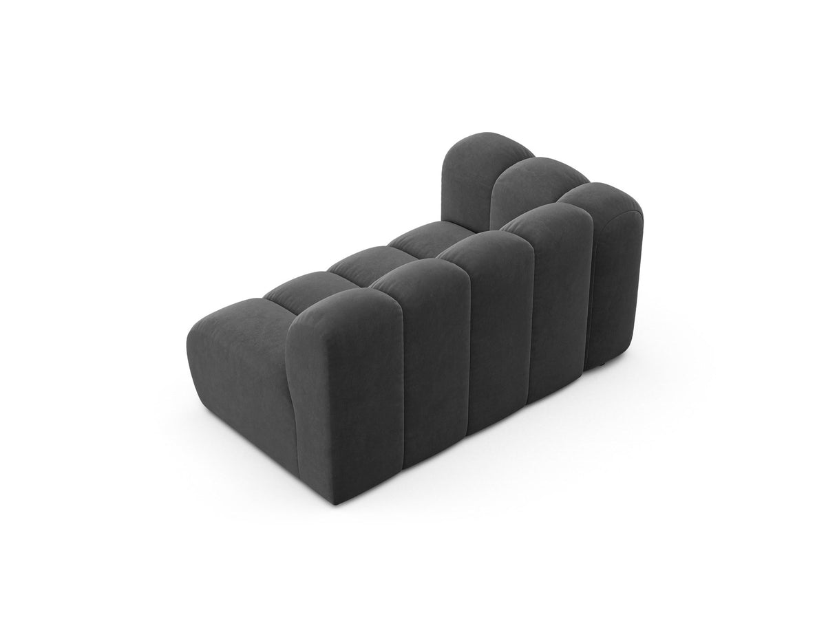 Zweisitziges modulares Sofa Lupine von Micadoni in leichtem Beige mit Venus-Stoffbezug, schwarzen Kunststoffbeinen und niedriger Rückenlehne.
