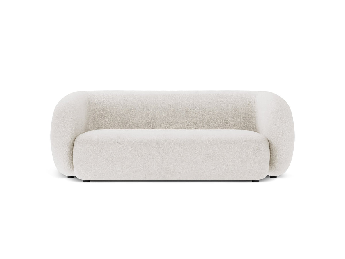Weisses 4er Sofa Kate von Micadoni mit strukturiertem Bouclé-Stoff, schwarzen Kunststoffbeinen und breiter Sitzfläche.